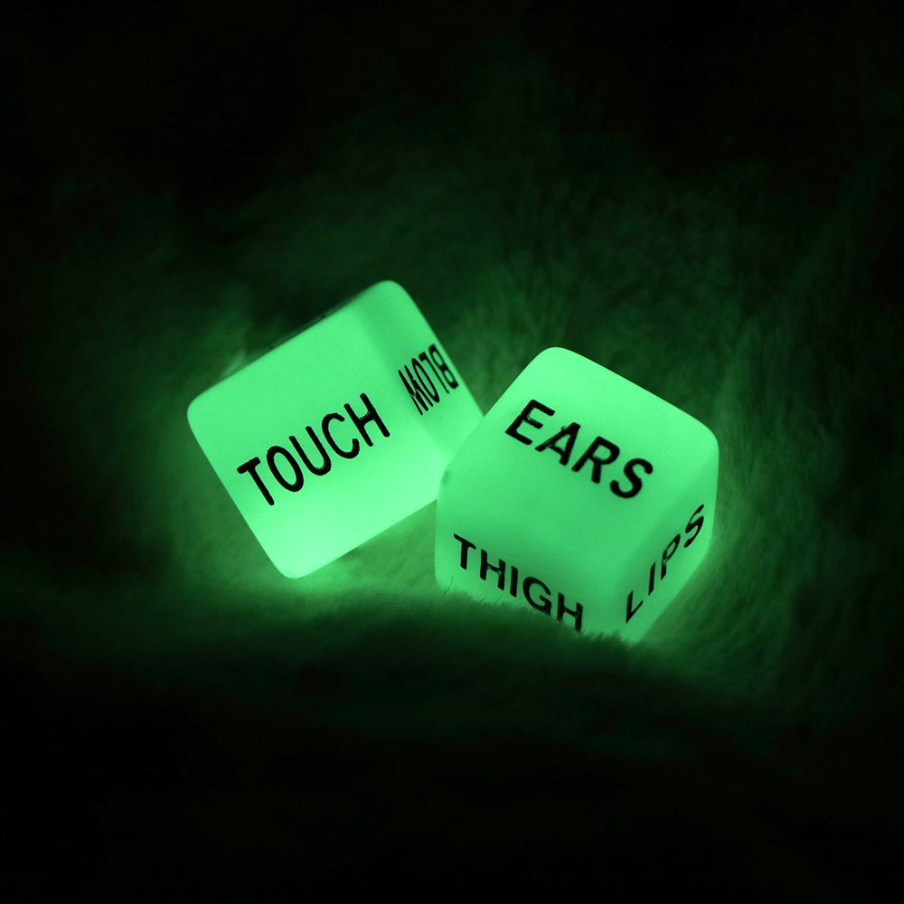 Pár hracích kostek – svítící ve tmě